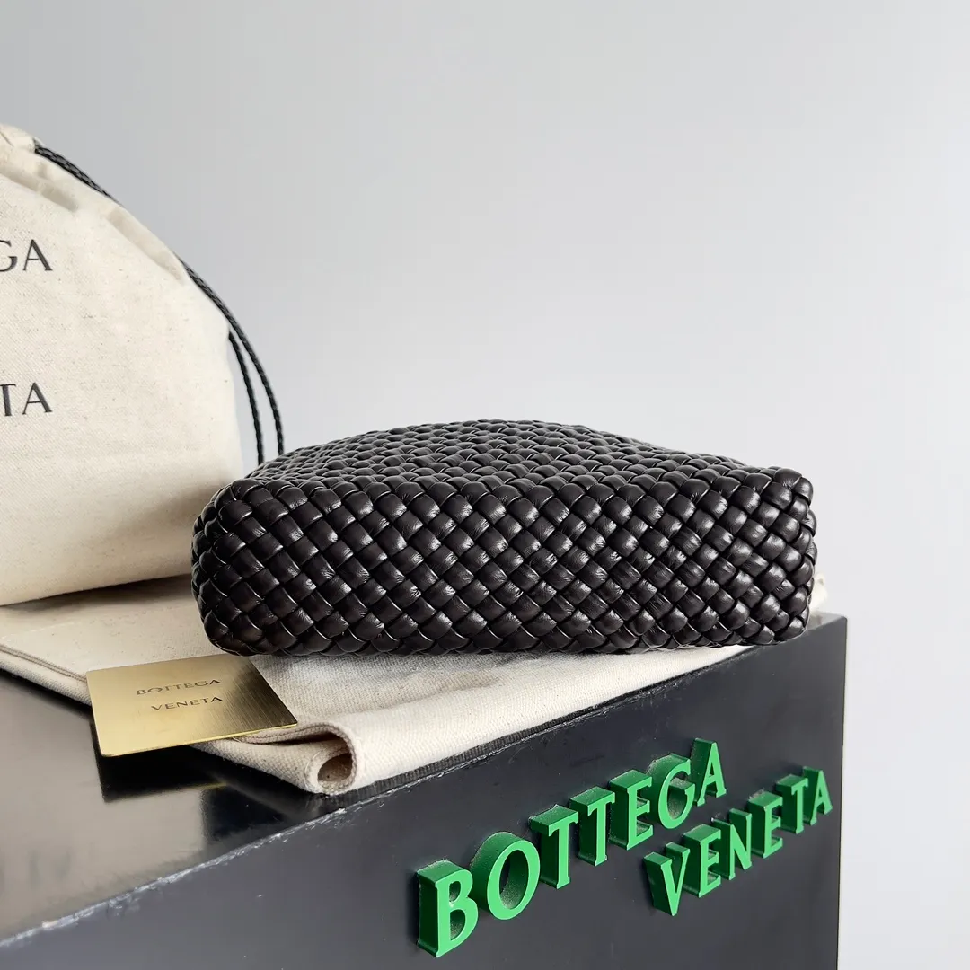 Batch 3760 BV collectible small woven handbags are really YYDS!! Bottega Veneta’s most classic small woven handbags are back! ! We use the highest quality leather with the highest craftsmanship❤️ to create the most expensive works. We have created the Intrecciato leather weaving process❤️ This unique traditional exclusive leather weaving method has not only become our logo but also reflects the time-consuming and labor-intensive craftsmanship of our products❤️ The new TOSCA handbag must be a selection worth collecting🆕 Style number: 776755 Size: 20*15.5*7cm